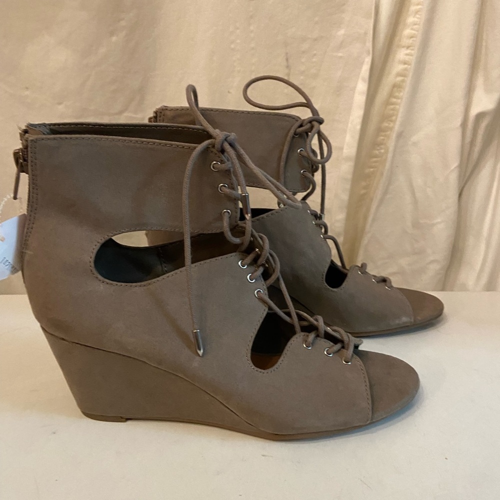 Dolcetta taupe color wedge shoes lace up front 6.5 NWT